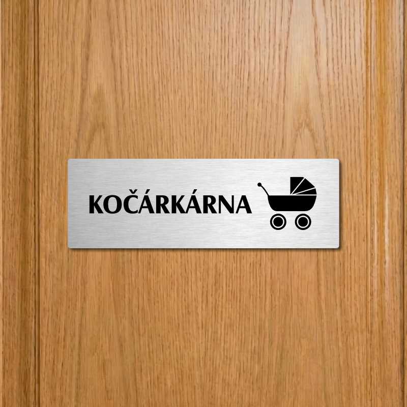 Kočárkárna, stříbrná popiska na dveře